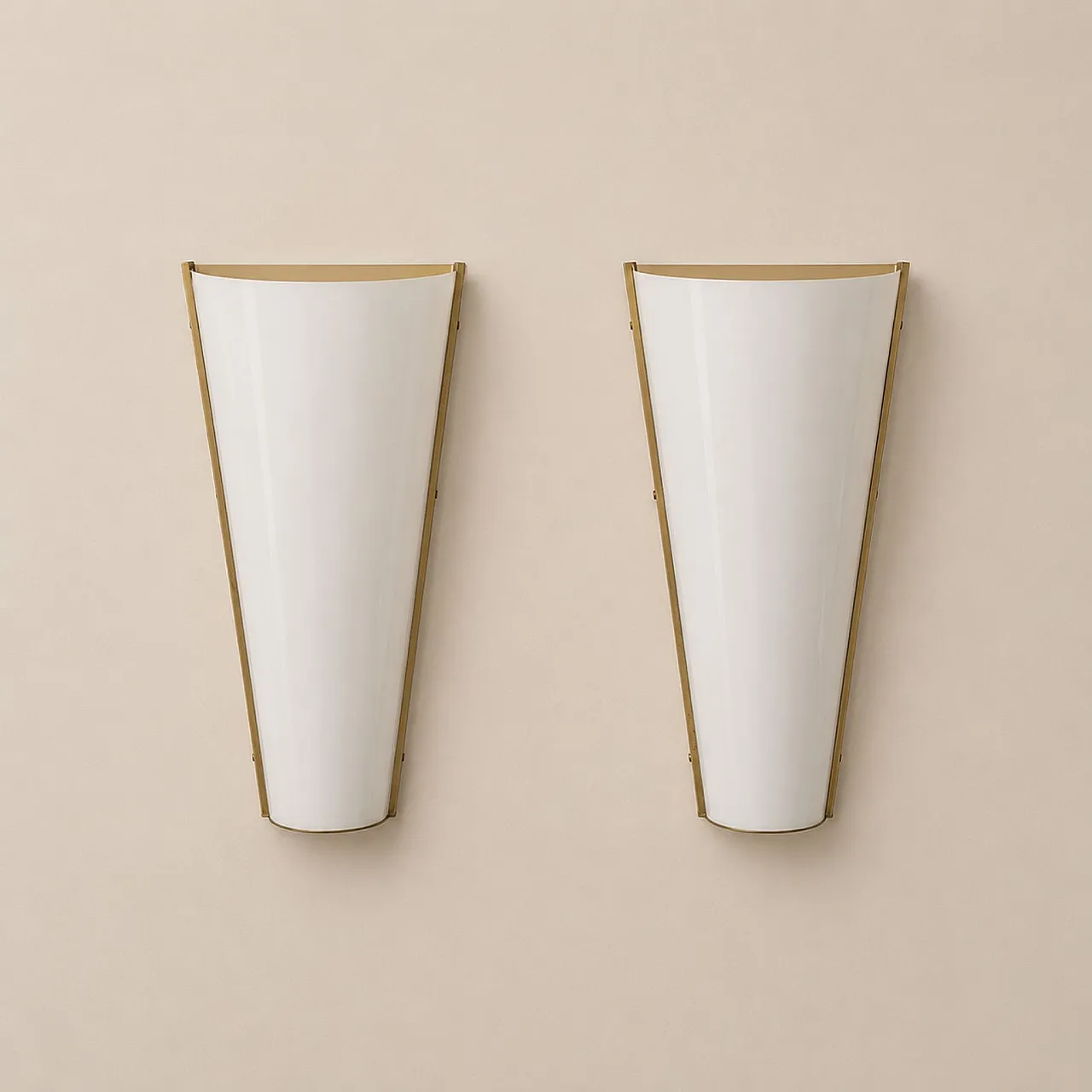Coppia di appliques in plexiglass e ottone stile Stilux, anni ’70 6