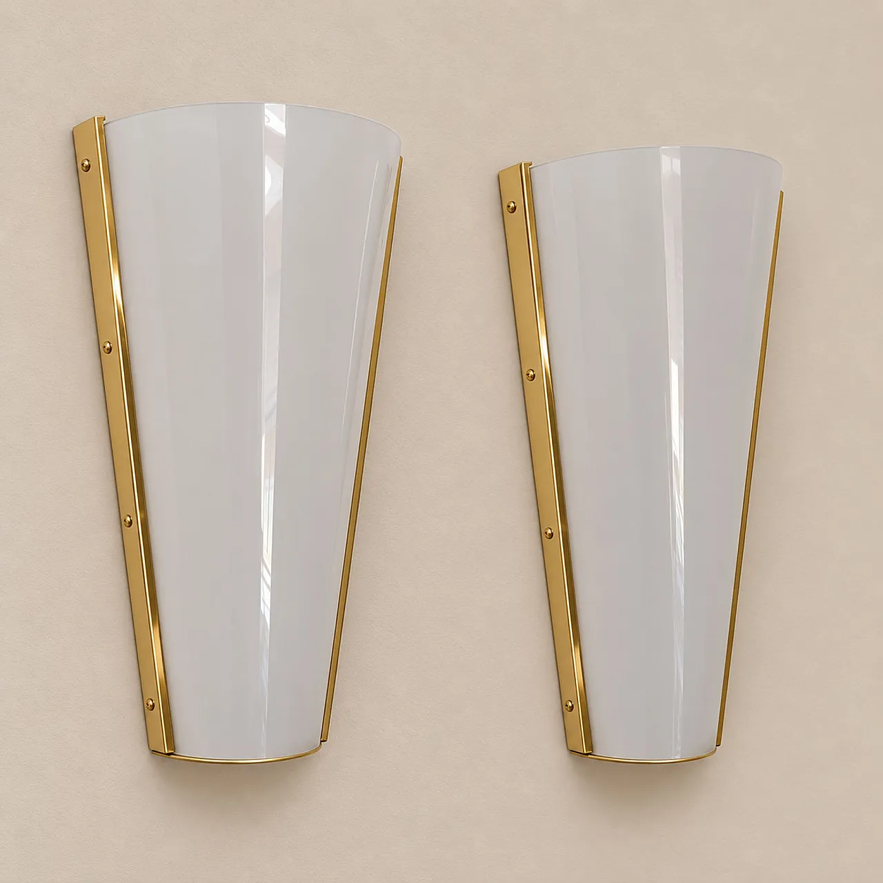 Coppia di appliques in plexiglass e ottone stile Stilux, anni ’70 7