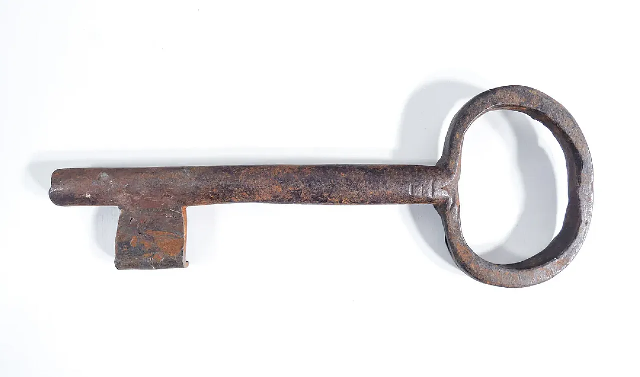 4 Forged and wrought iron keys, 19th century 2