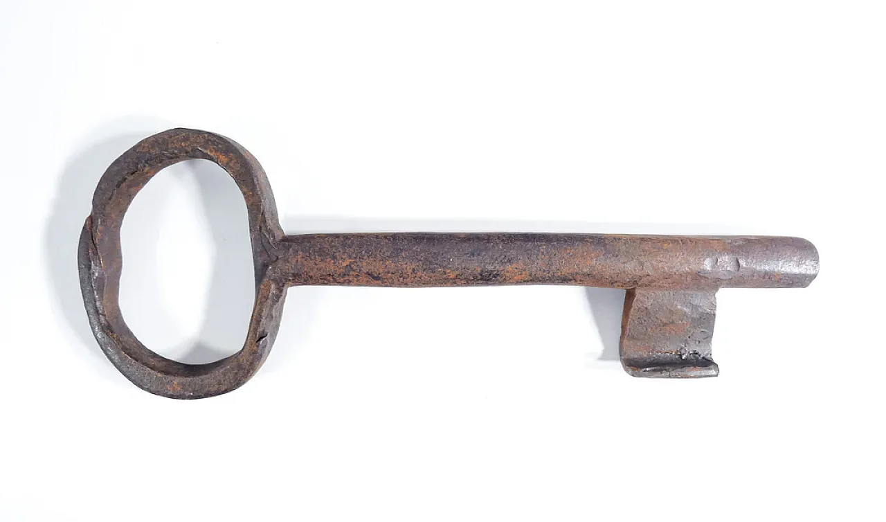 4 Forged and wrought iron keys, 19th century 3