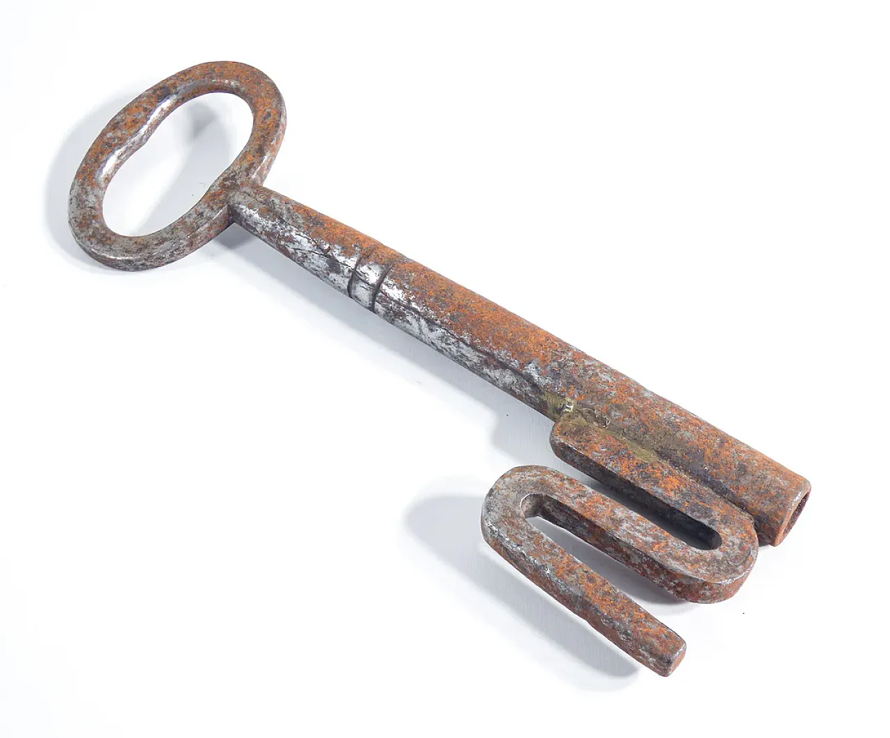 4 Forged and wrought iron keys, 19th century 4
