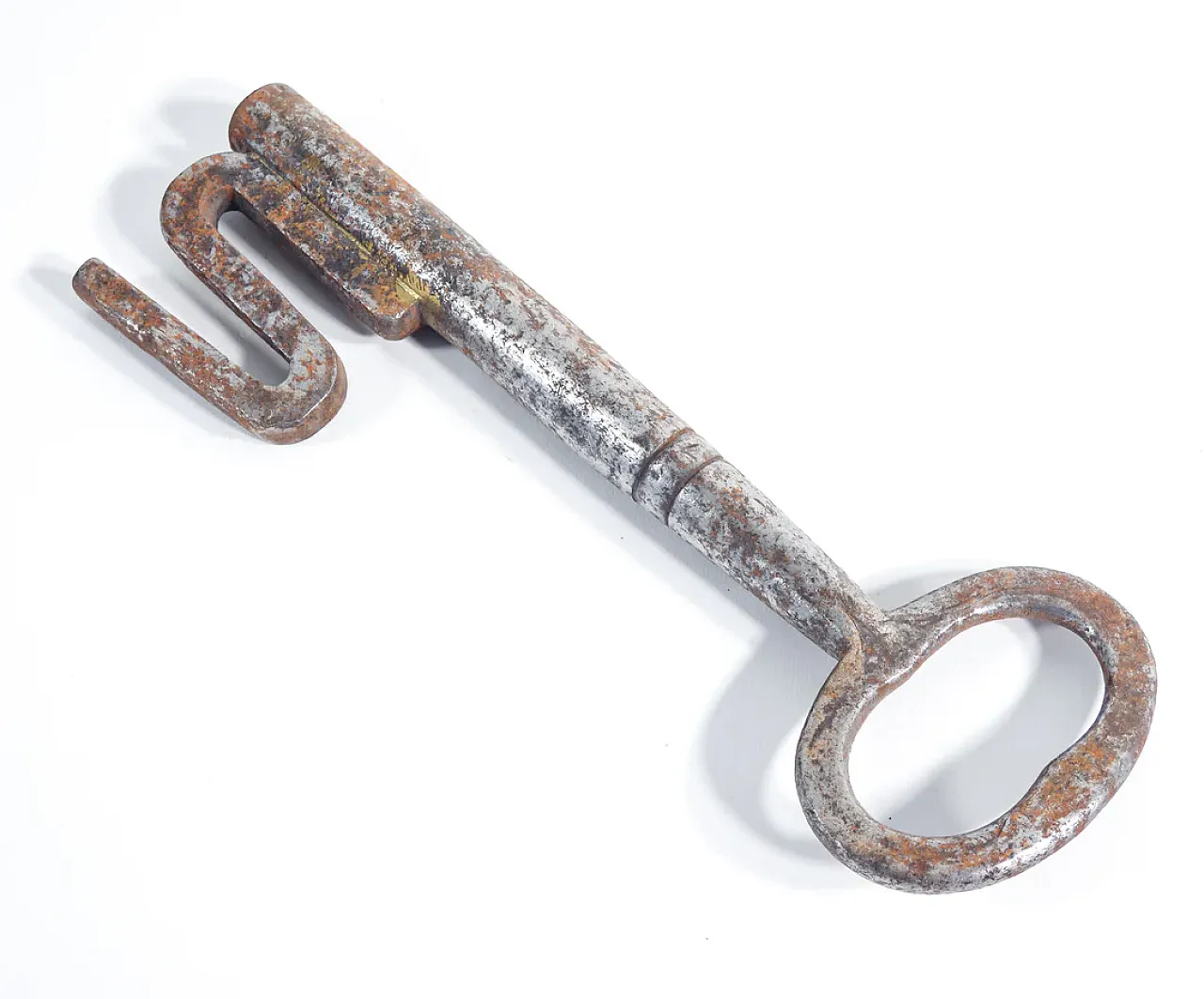 4 Forged and wrought iron keys, 19th century 5