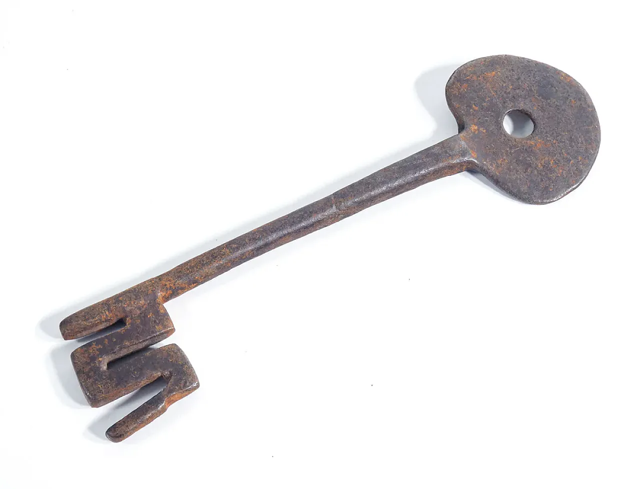 4 Forged and wrought iron keys, 19th century 6