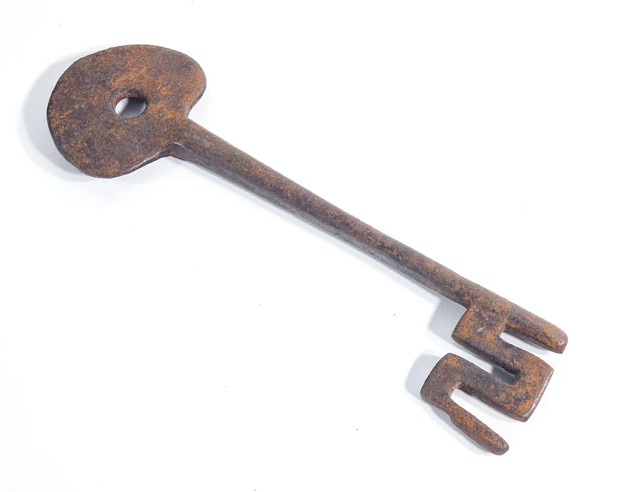4 Forged and wrought iron keys, 19th century 7