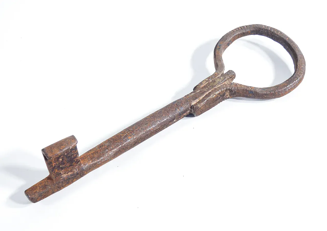4 Forged and wrought iron keys, 19th century 8
