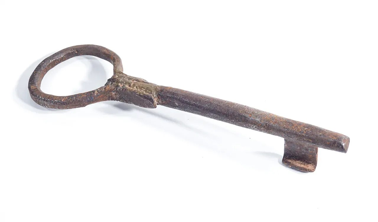 4 Forged and wrought iron keys, 19th century 9