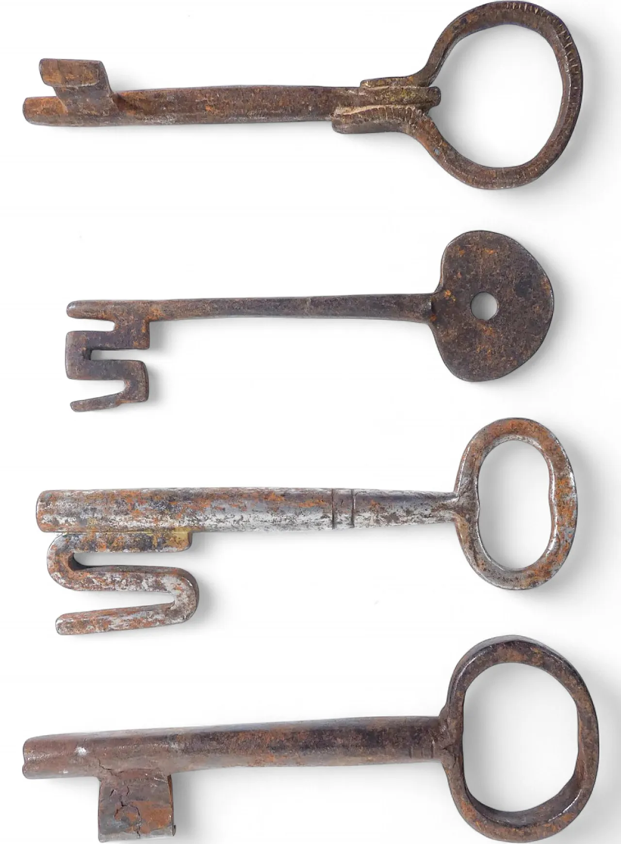 4 Forged and wrought iron keys, 19th century 10