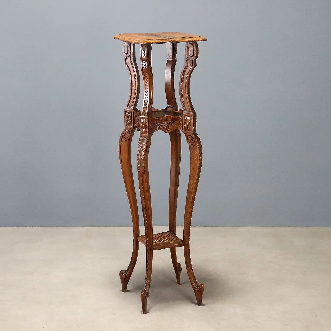 Carved walnut vase holder, late 19th century 1