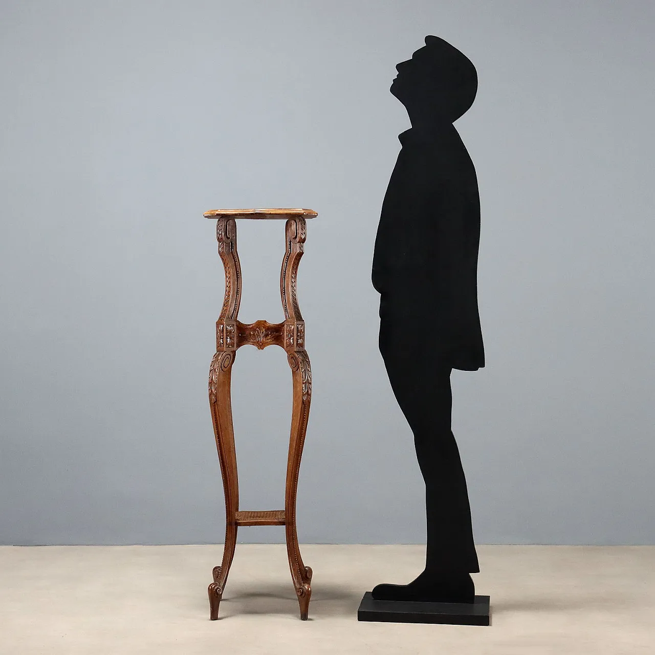 Carved walnut vase holder, late 19th century 2