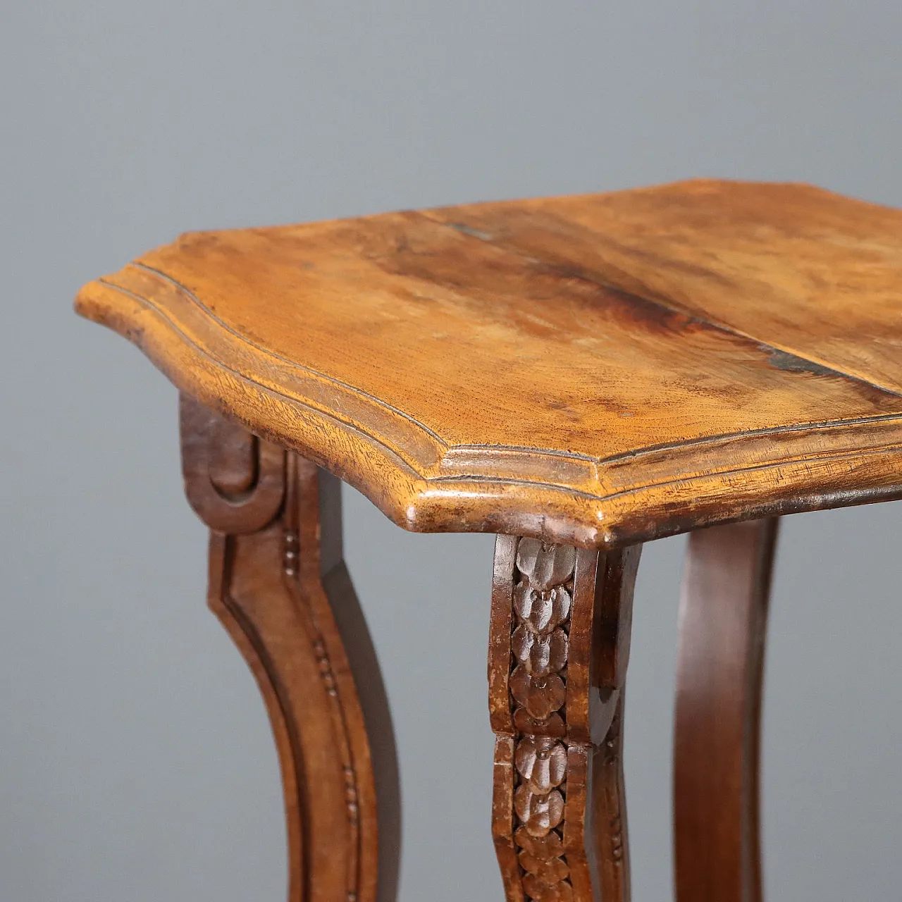 Carved walnut vase holder, late 19th century 3