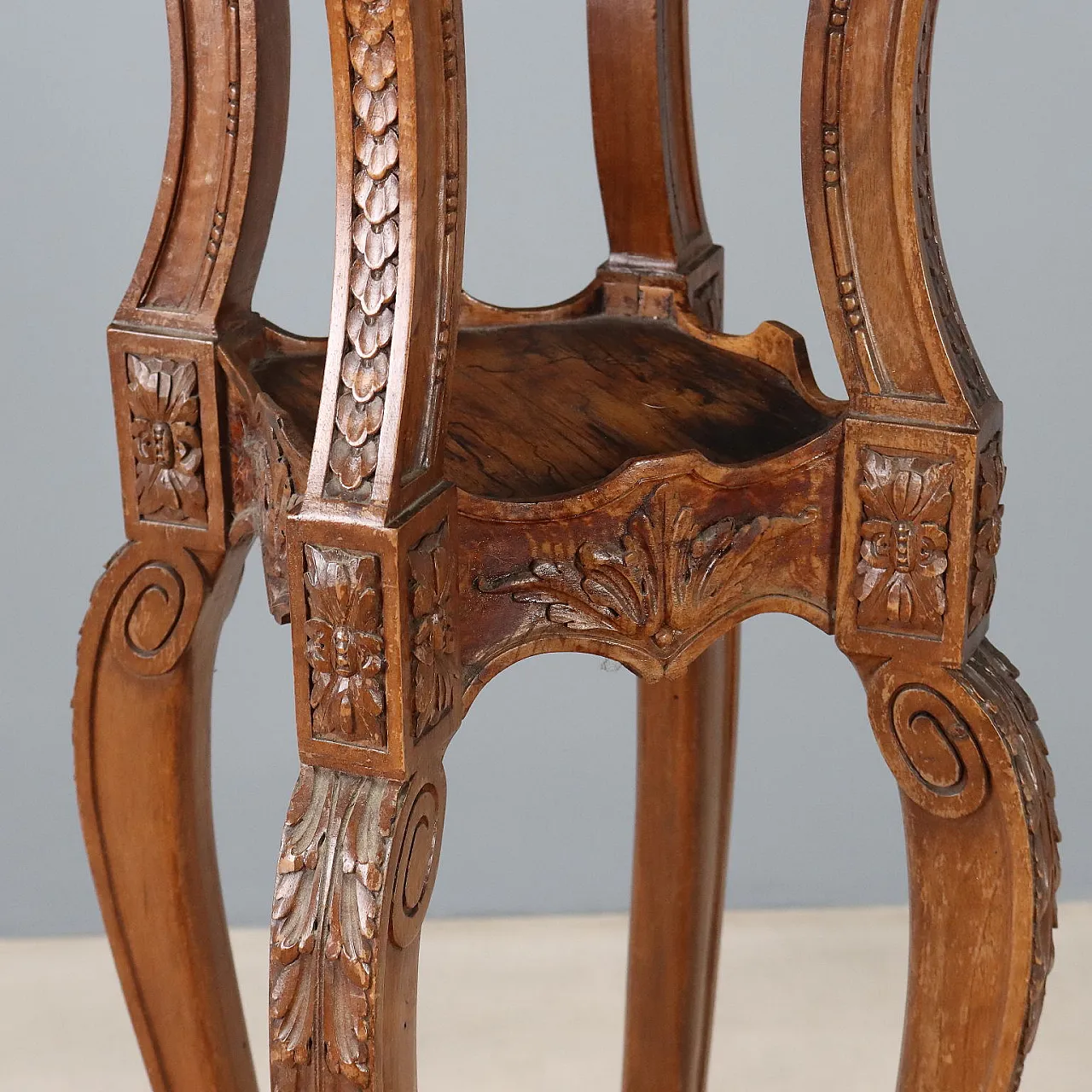 Carved walnut vase holder, late 19th century 4