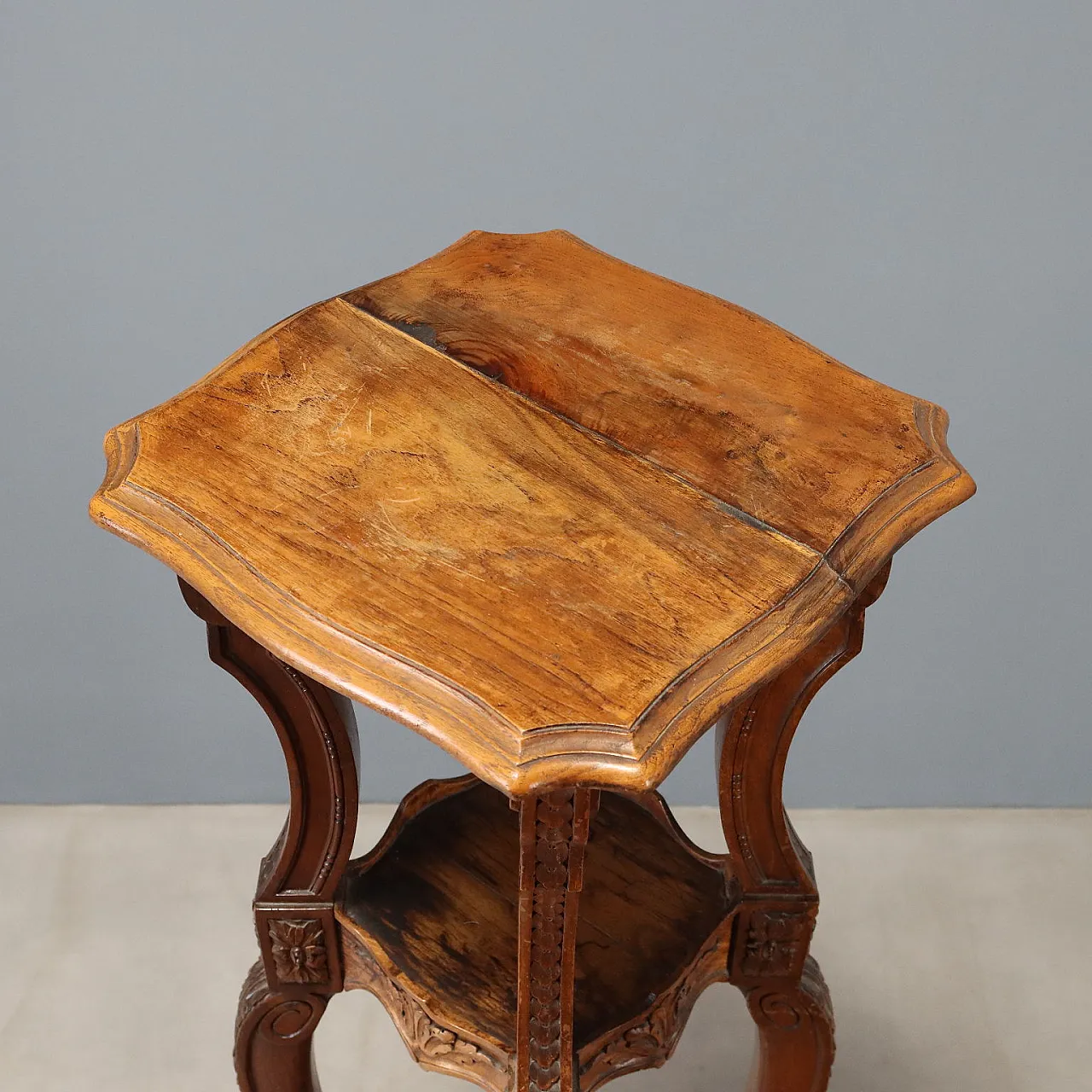 Carved walnut vase holder, late 19th century 7