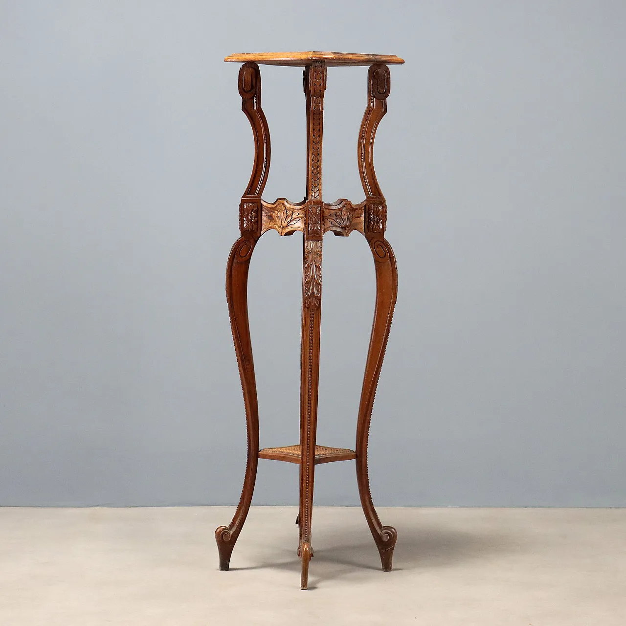 Carved walnut vase holder, late 19th century 8
