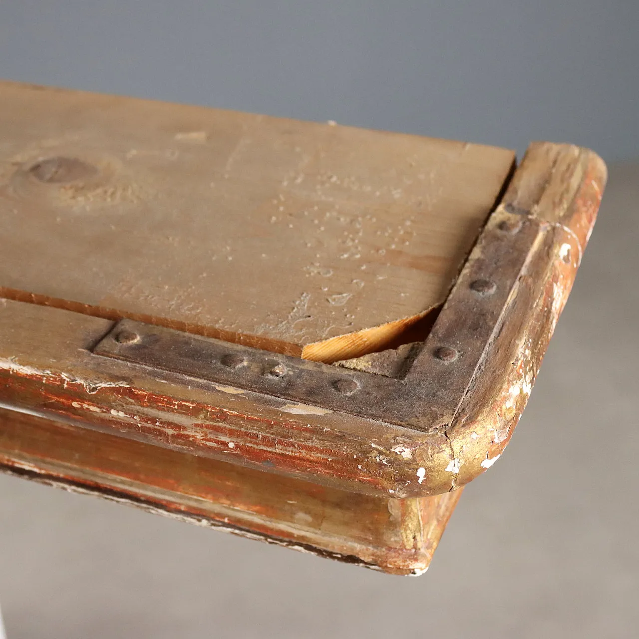 Valance in golden wood with rocaille carving, 19th century 10