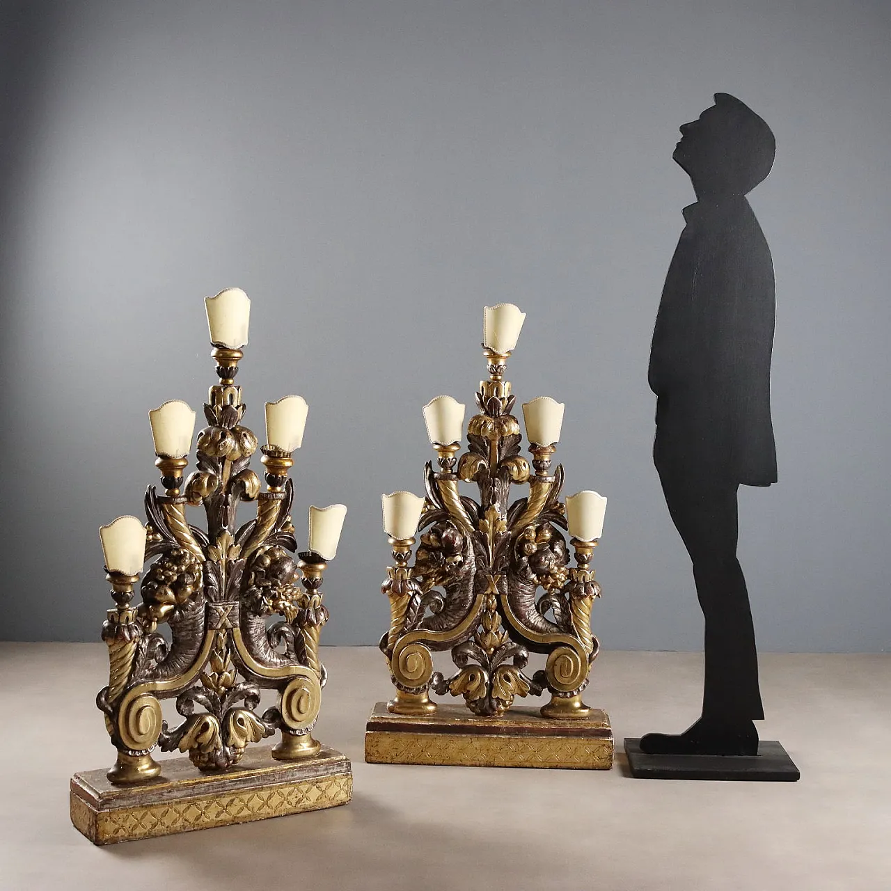 Pair of Baroque carved wooden torch holders, 18th century 2