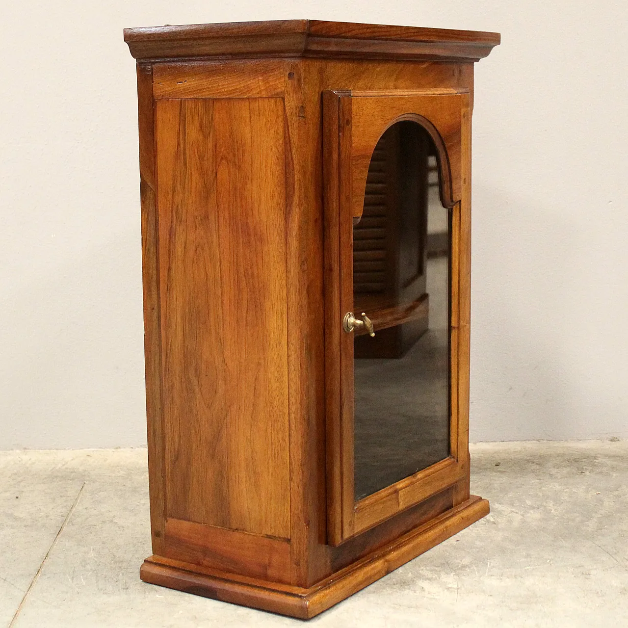 Hanging glass display cabinet in 19th century walnut 2