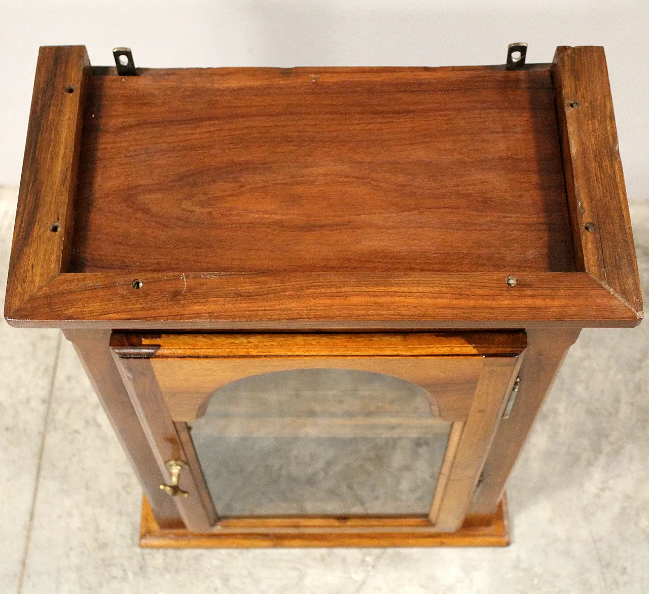 Hanging glass display cabinet in 19th century walnut 5