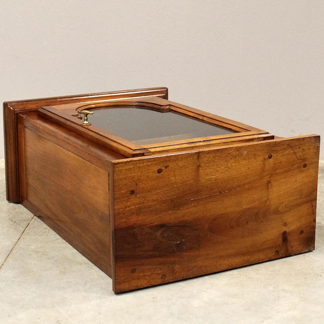 Hanging glass display cabinet in 19th century walnut 6
