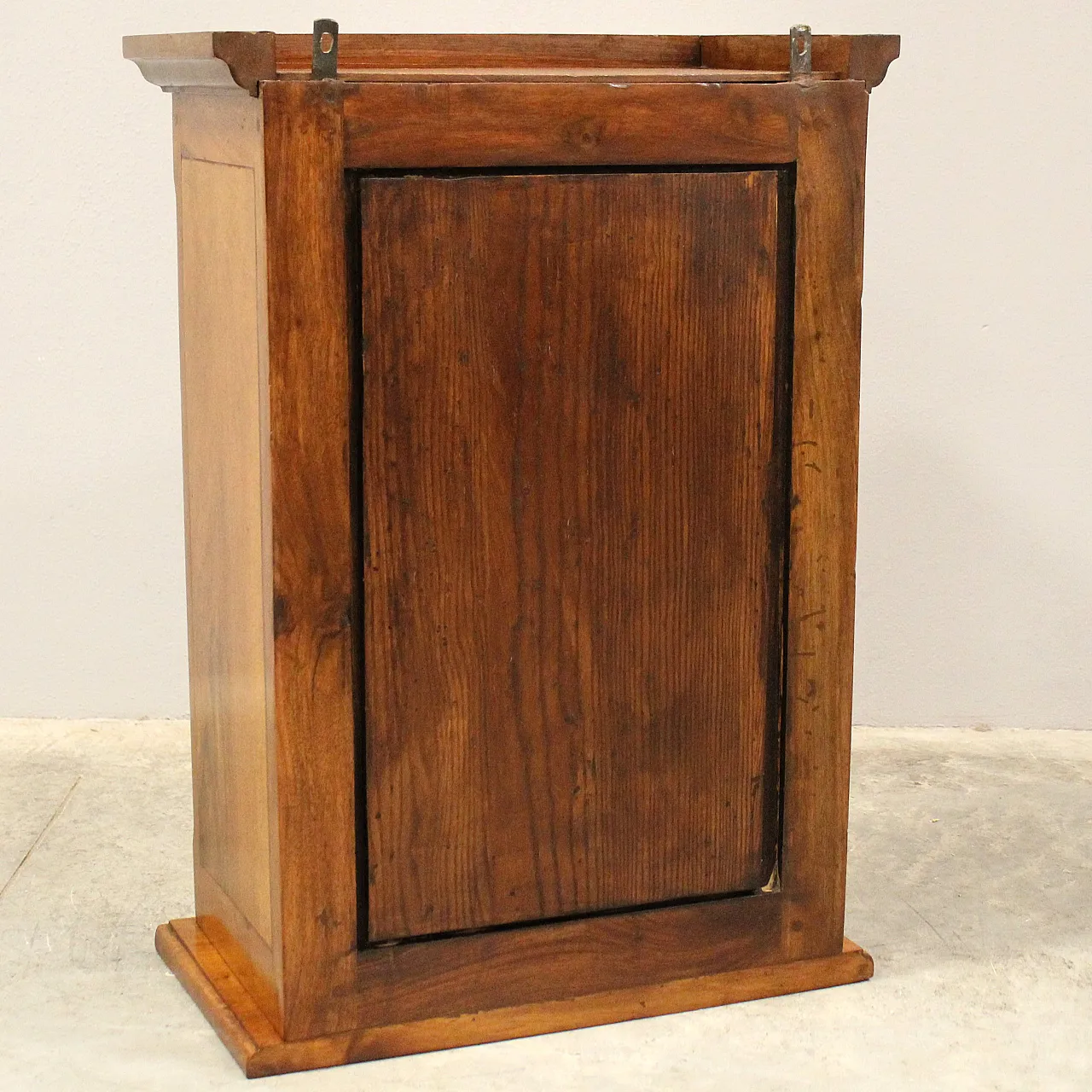 Hanging glass display cabinet in 19th century walnut 7