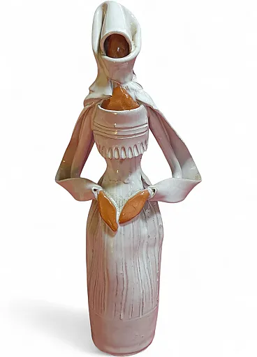 Scultura di donna sarda in costume di Emilia Palomba, anni '70