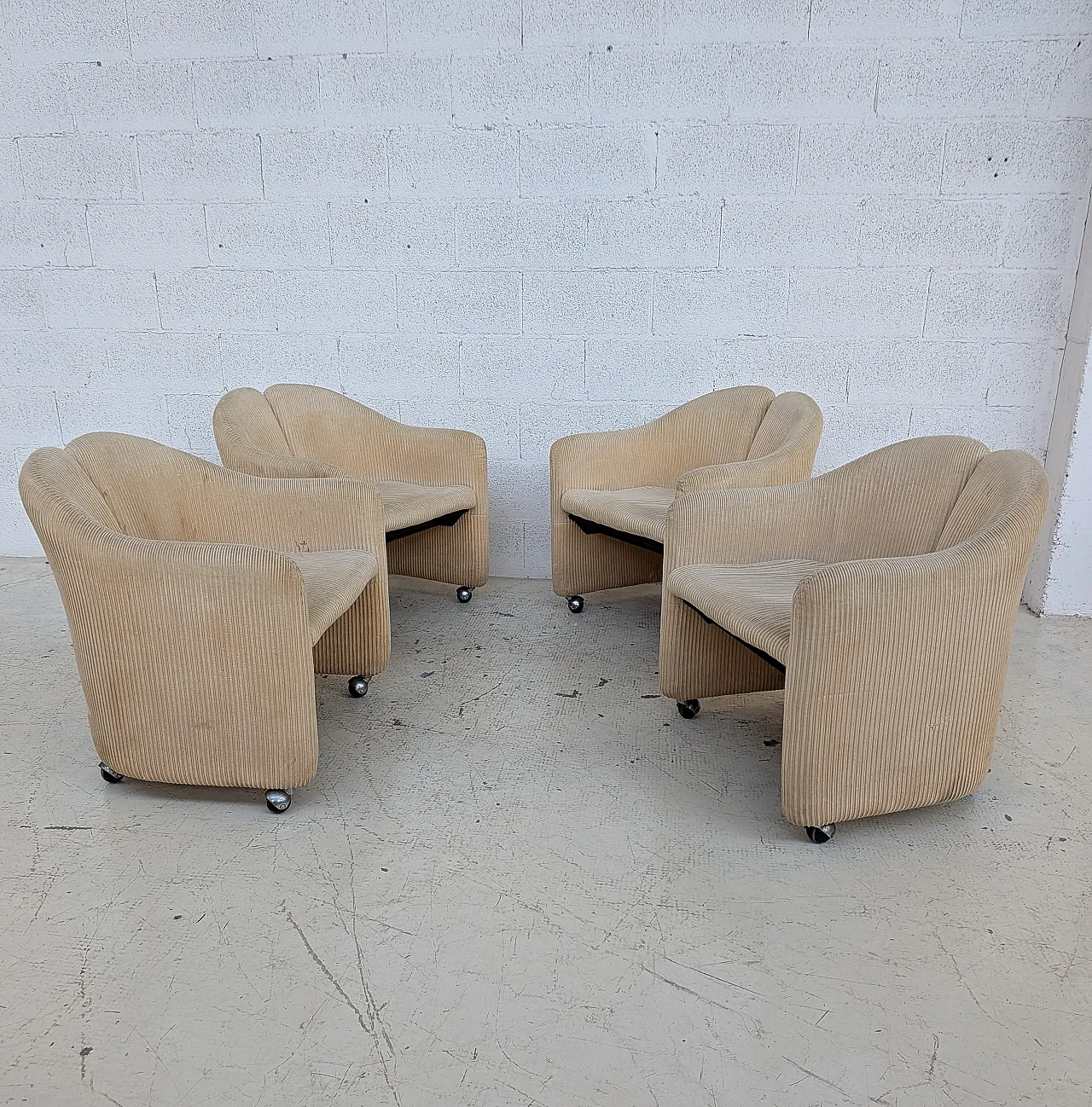 T69 table by Osvaldo Borsani and 4 wheeled chairs by Eugenio Gerli for 12
