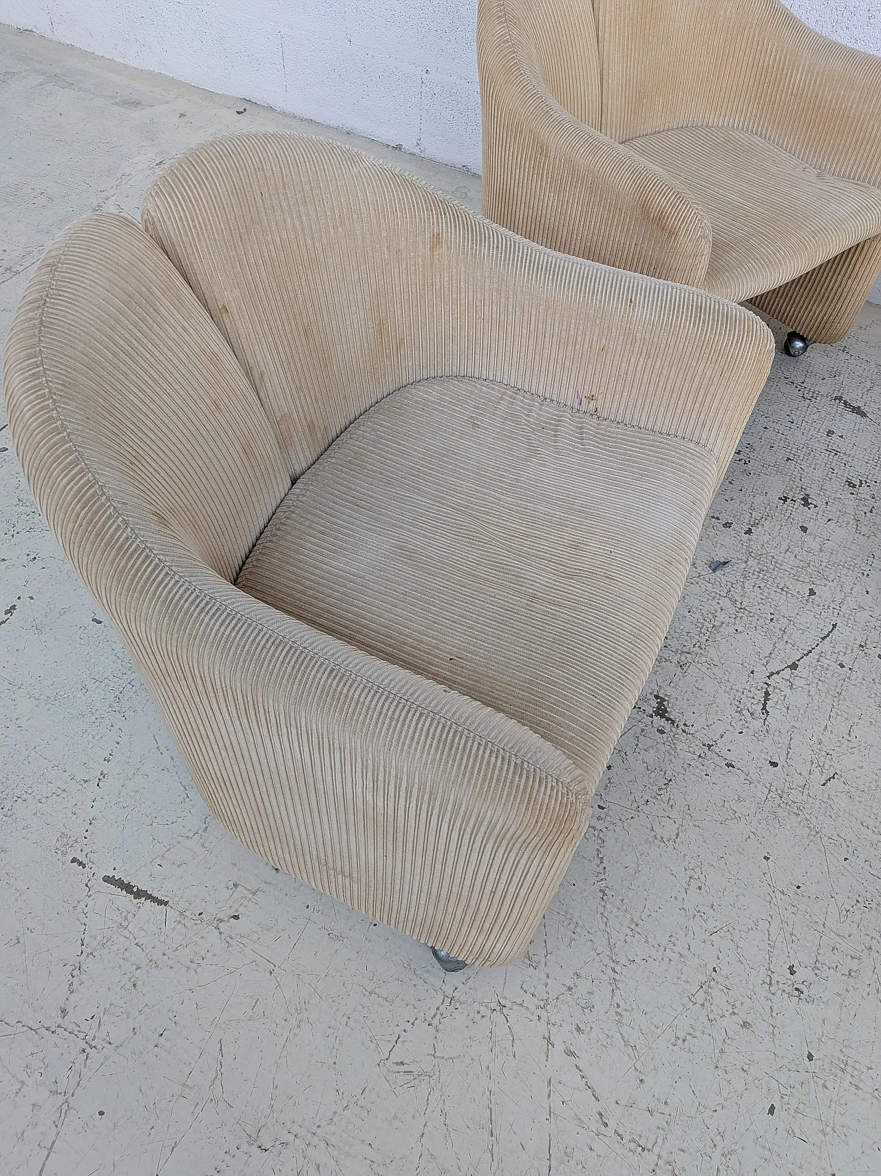 T69 table by Osvaldo Borsani and 4 wheeled chairs by Eugenio Gerli for 13