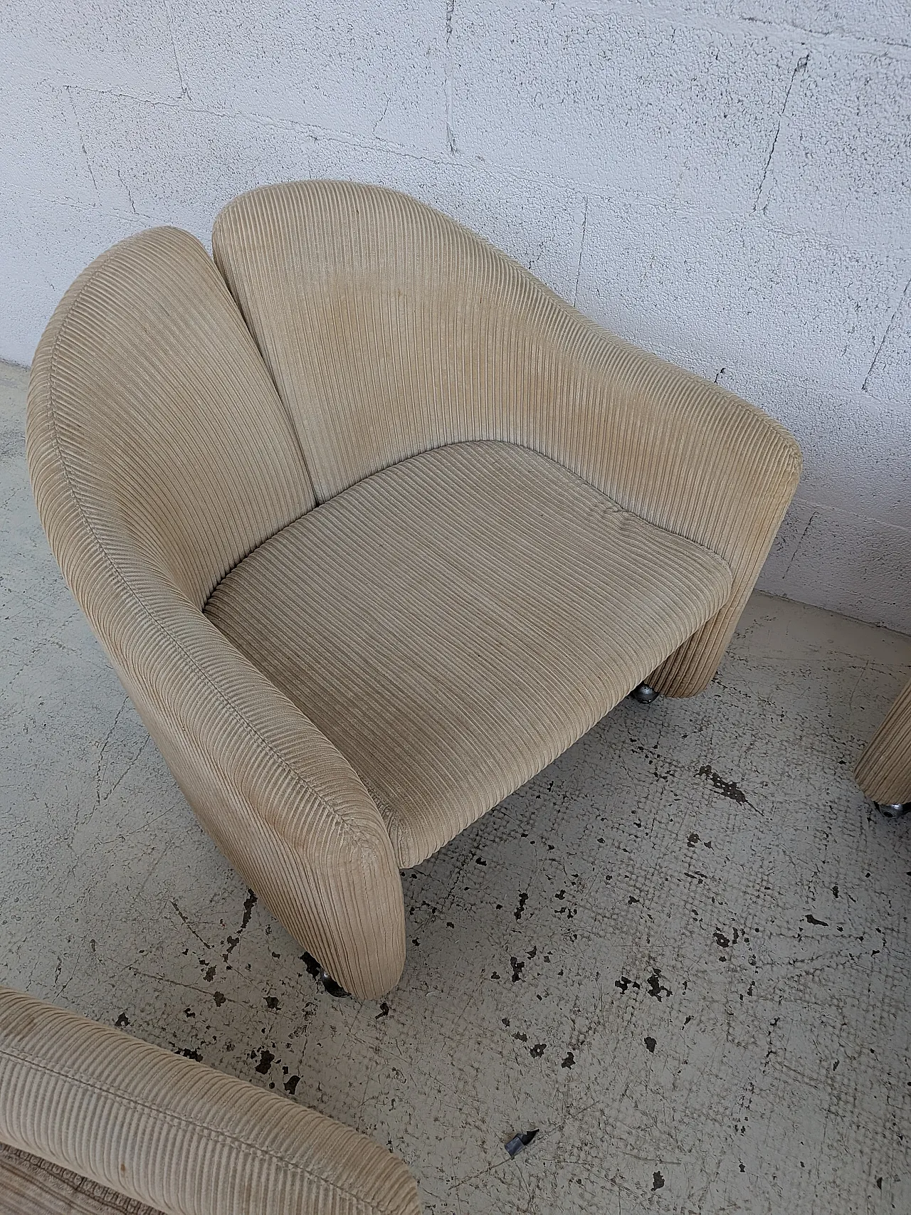T69 table by Osvaldo Borsani and 4 wheeled chairs by Eugenio Gerli for 14