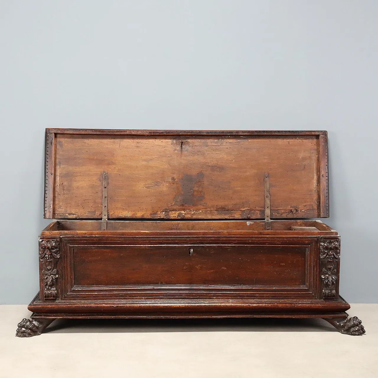 Walnut chest, 18th century 3
