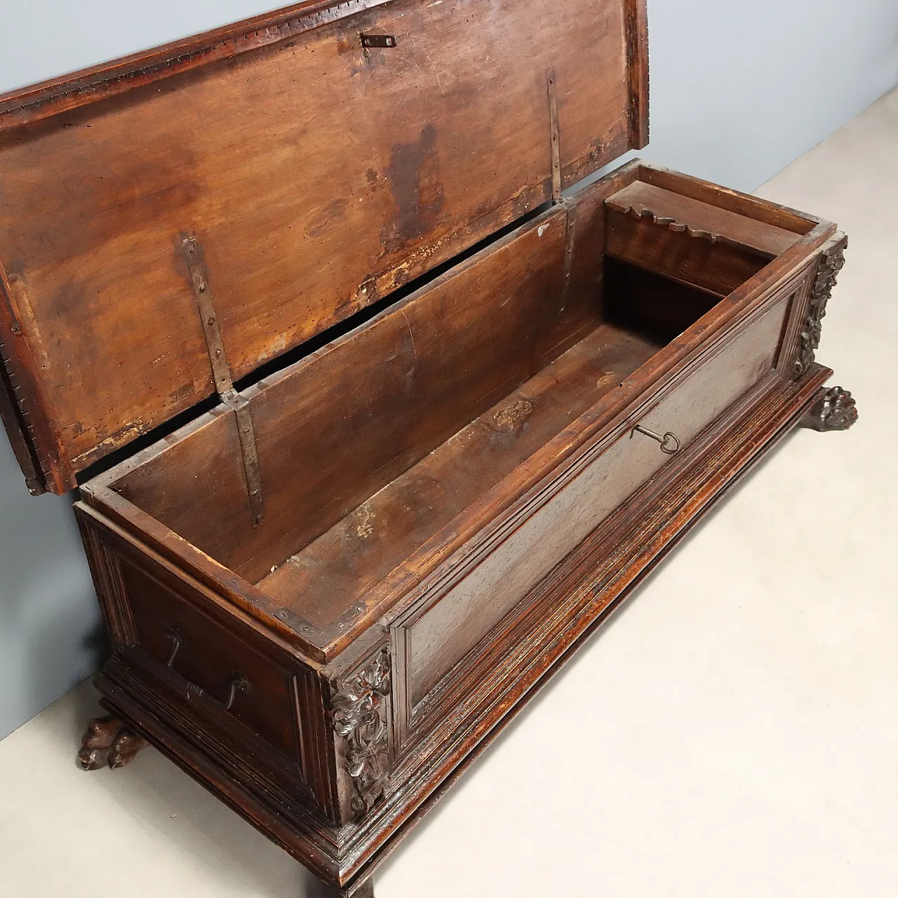 Walnut chest, 18th century 4