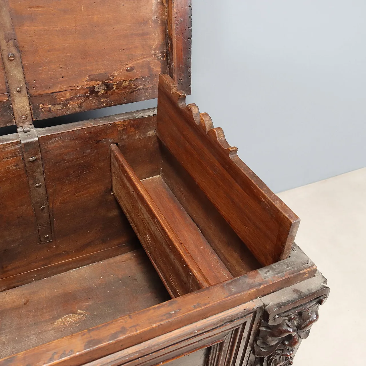 Walnut chest, 18th century 5