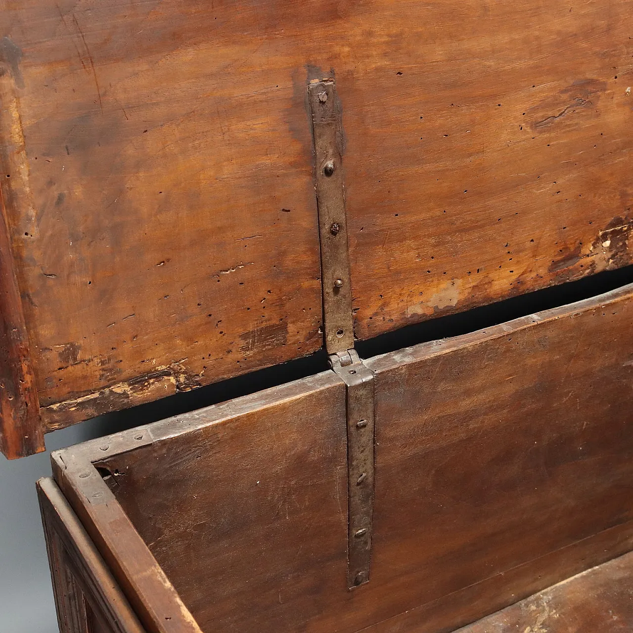 Walnut chest, 18th century 6