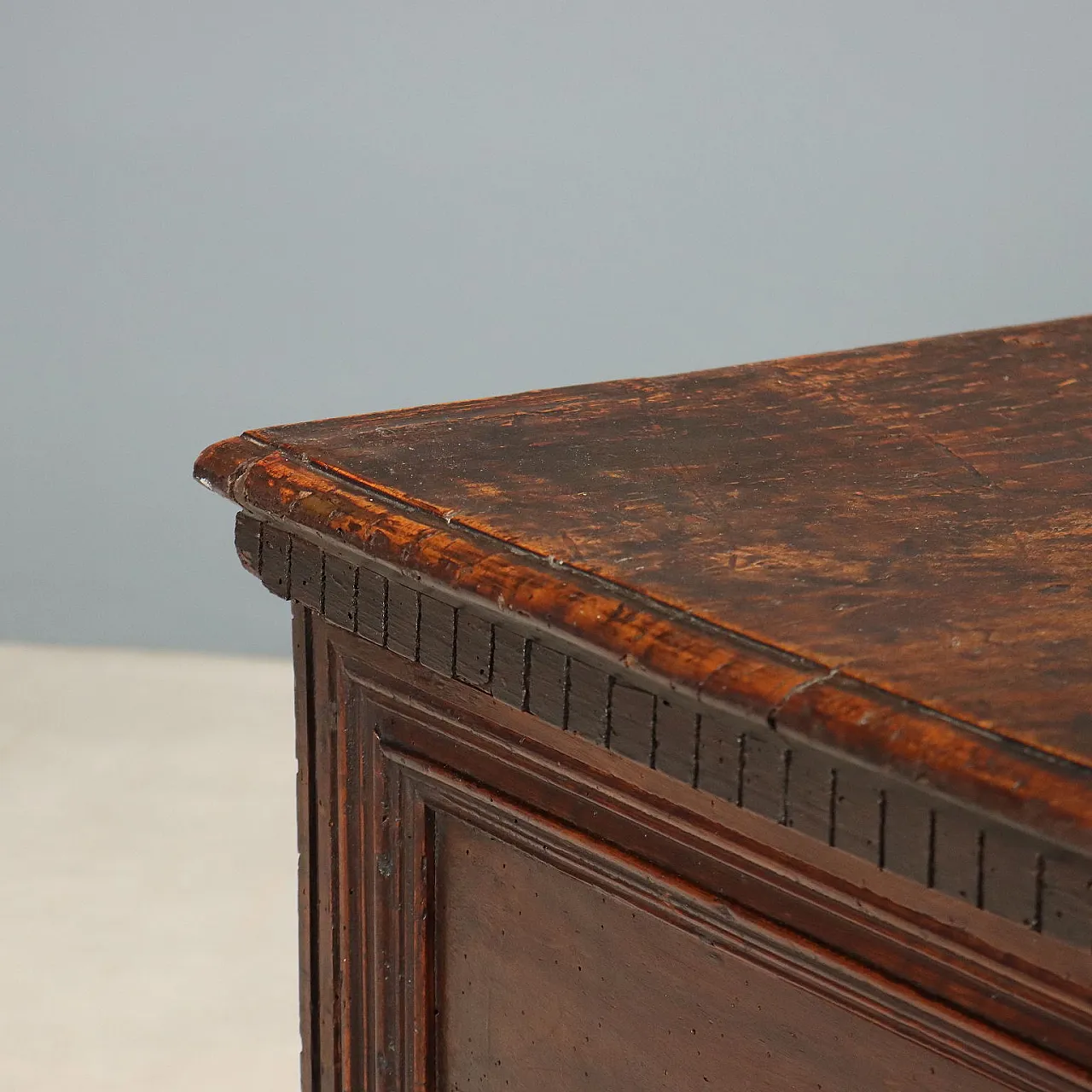 Walnut chest, 18th century 7