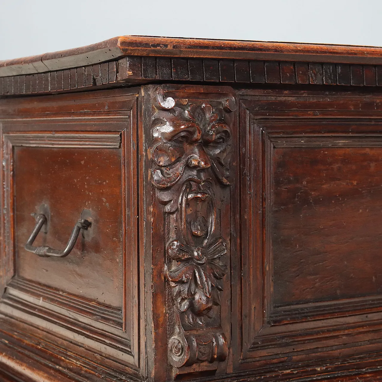 Walnut chest, 18th century 8