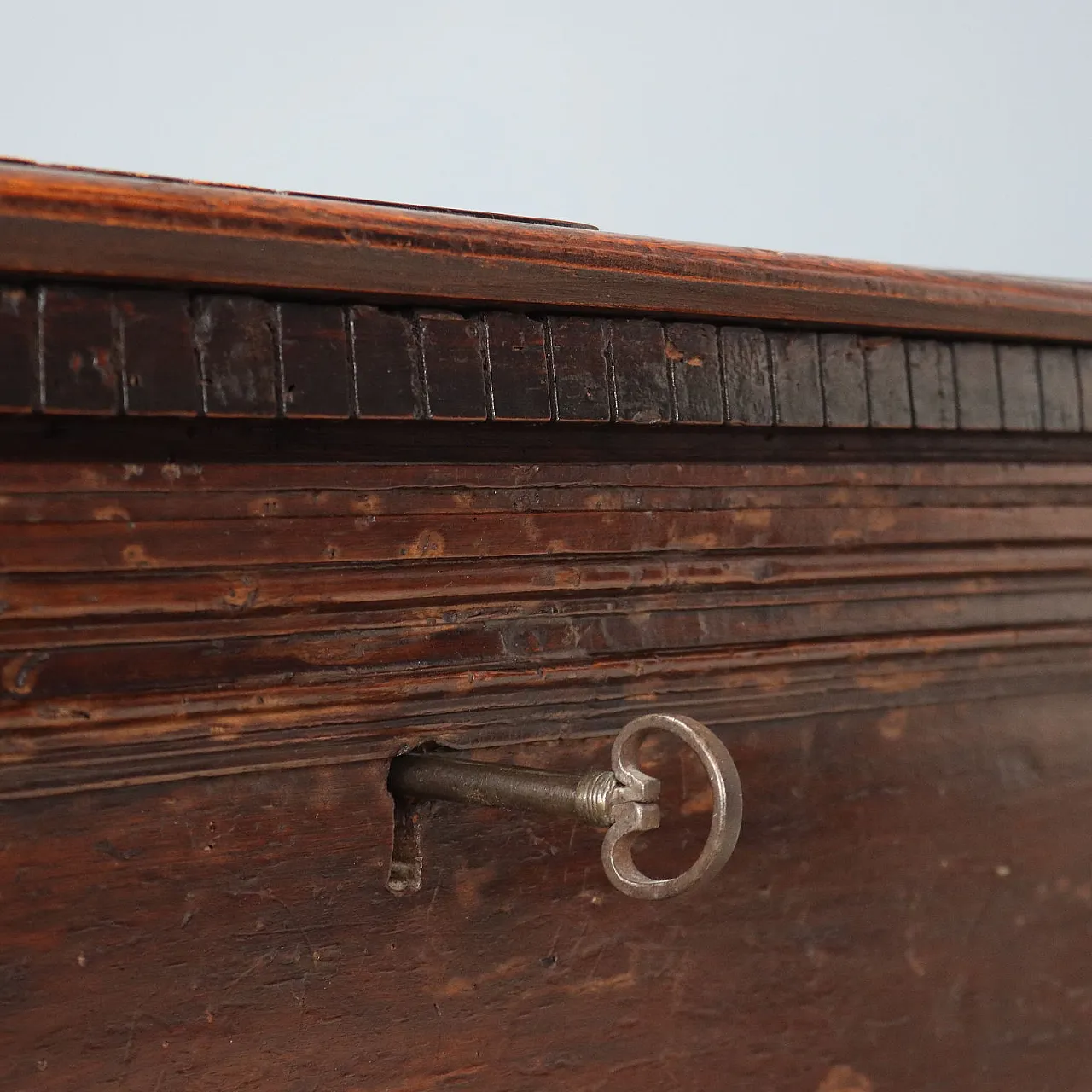 Walnut chest, 18th century 9