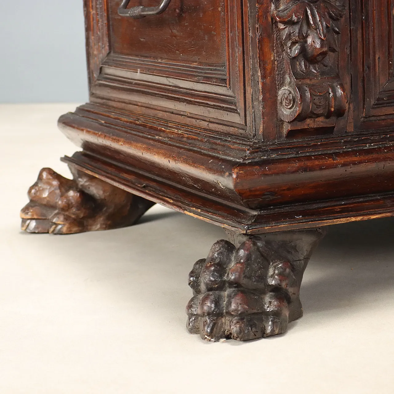 Walnut chest, 18th century 10
