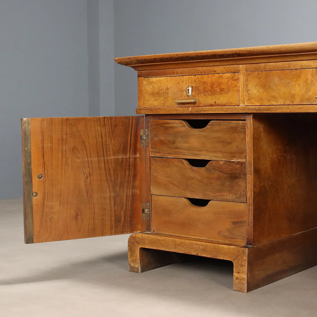 Art Deco desk in walnut and walnut root, late 20th century 4
