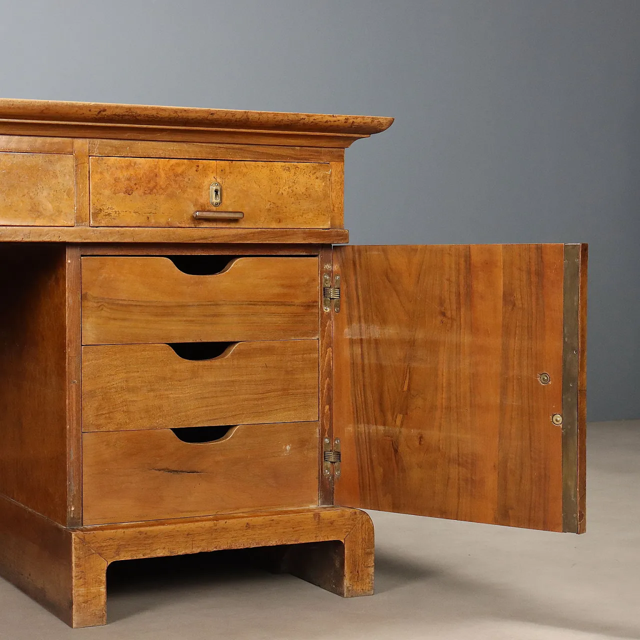 Art Deco desk in walnut and walnut root, late 20th century 7
