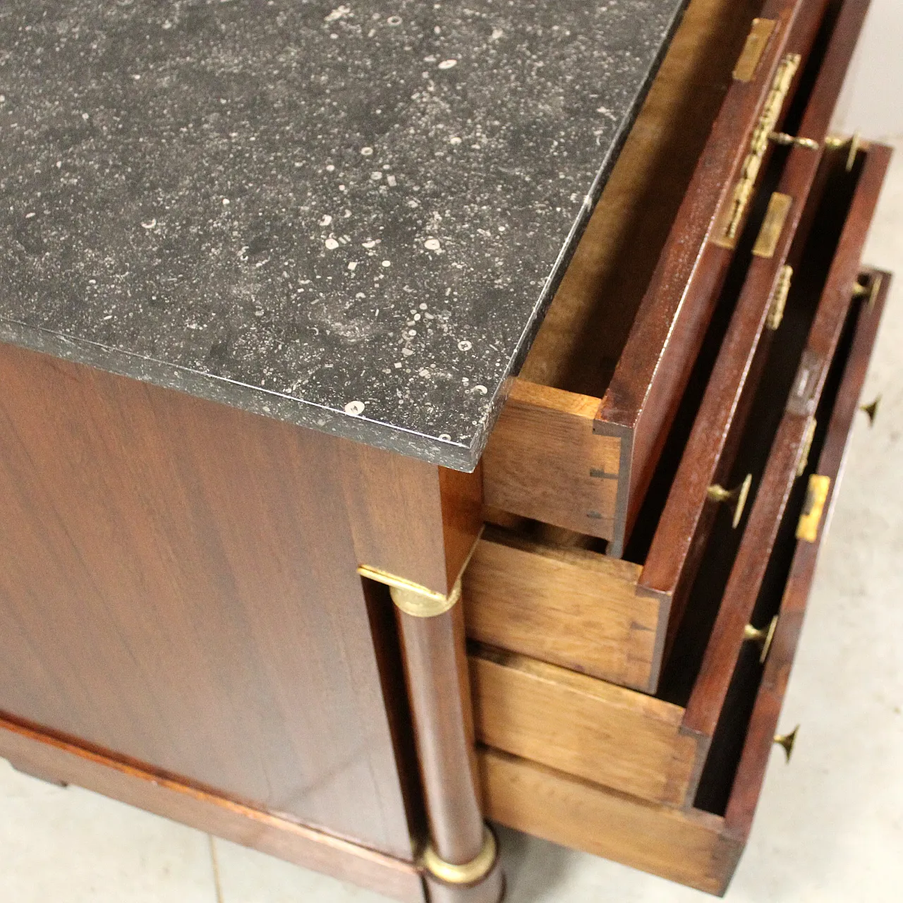 19th century Empire chest of drawers in mahogany 9