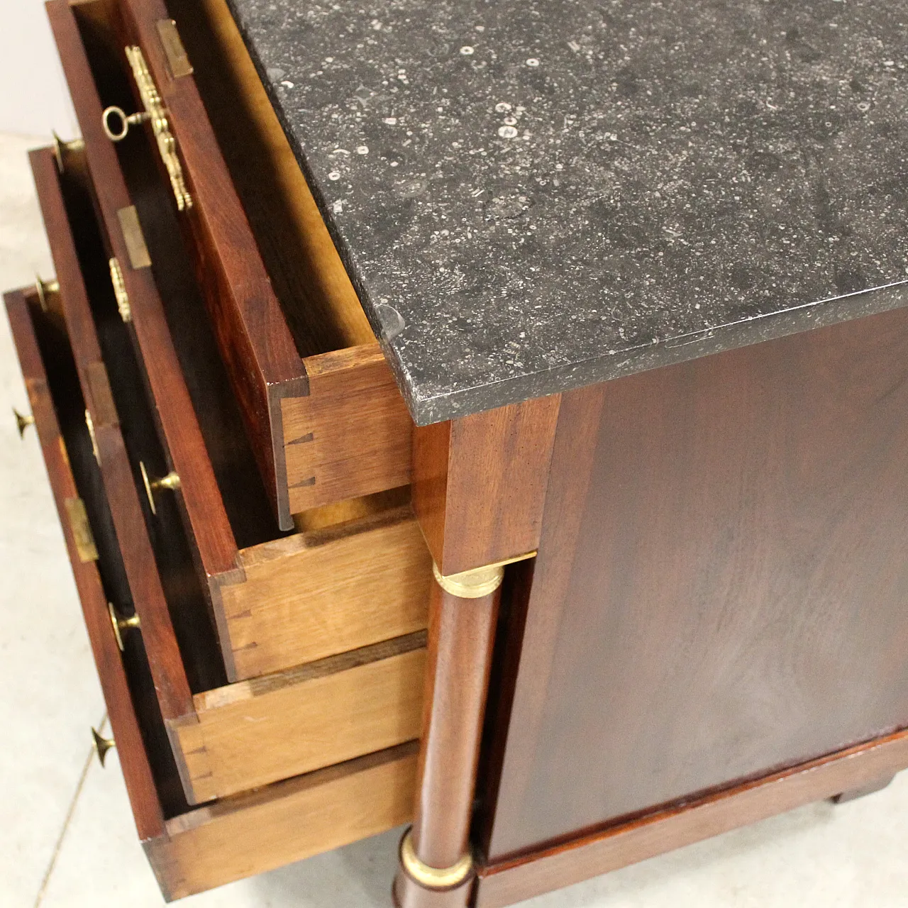 19th century Empire chest of drawers in mahogany 10