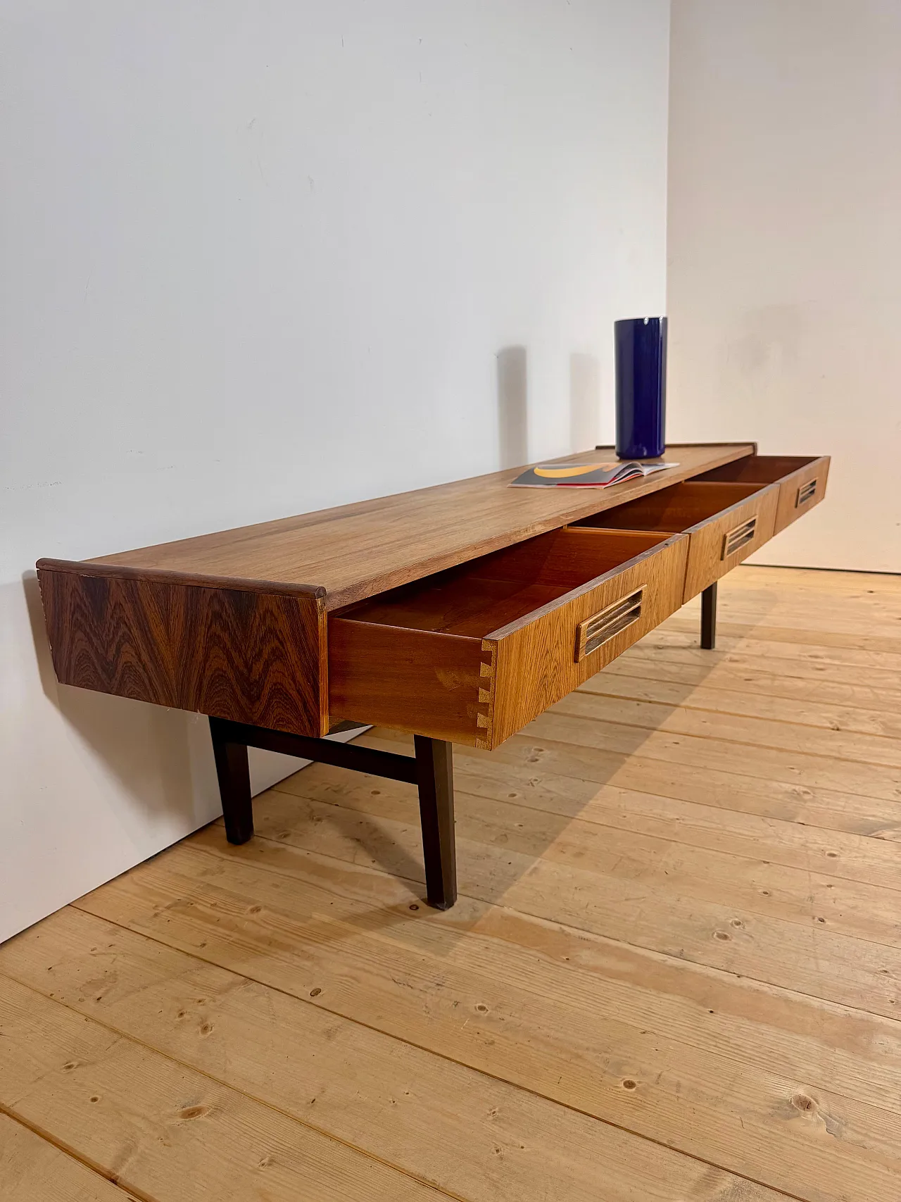 Low Danish sideboard in rosewood, 1960s 8
