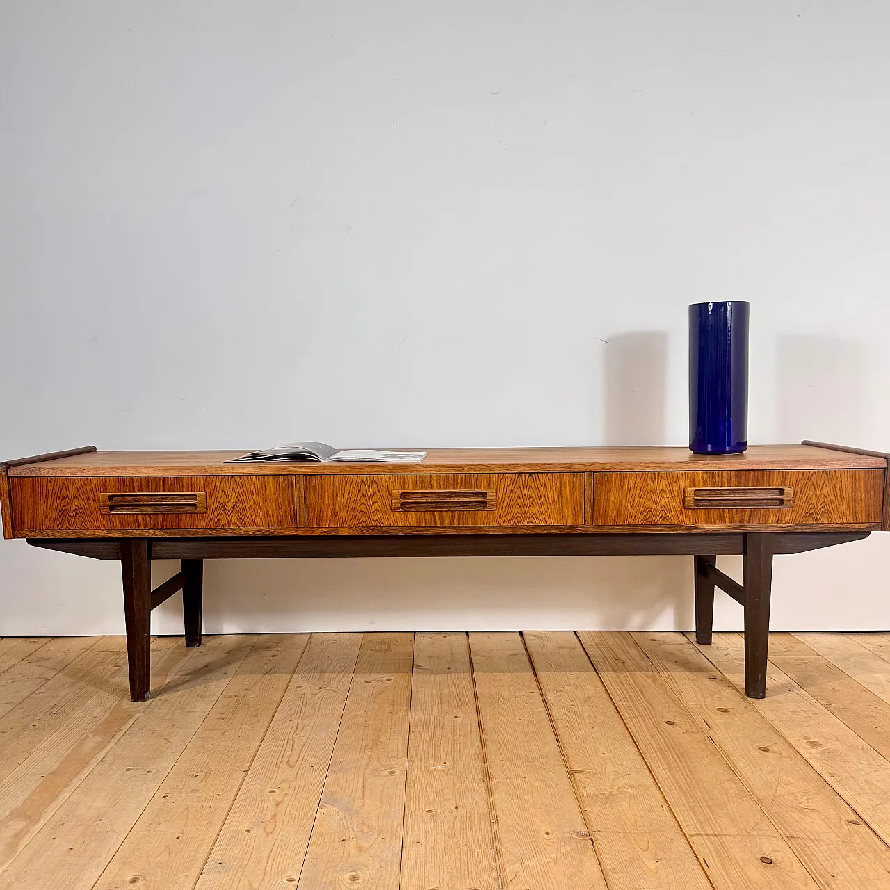 Low Danish sideboard in rosewood, 1960s 10