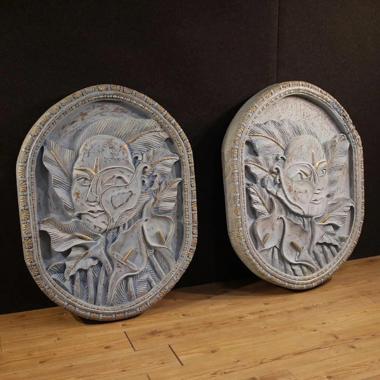 Bassorilievo in legno scolpito con volto stilizzato e fiori, '900 2