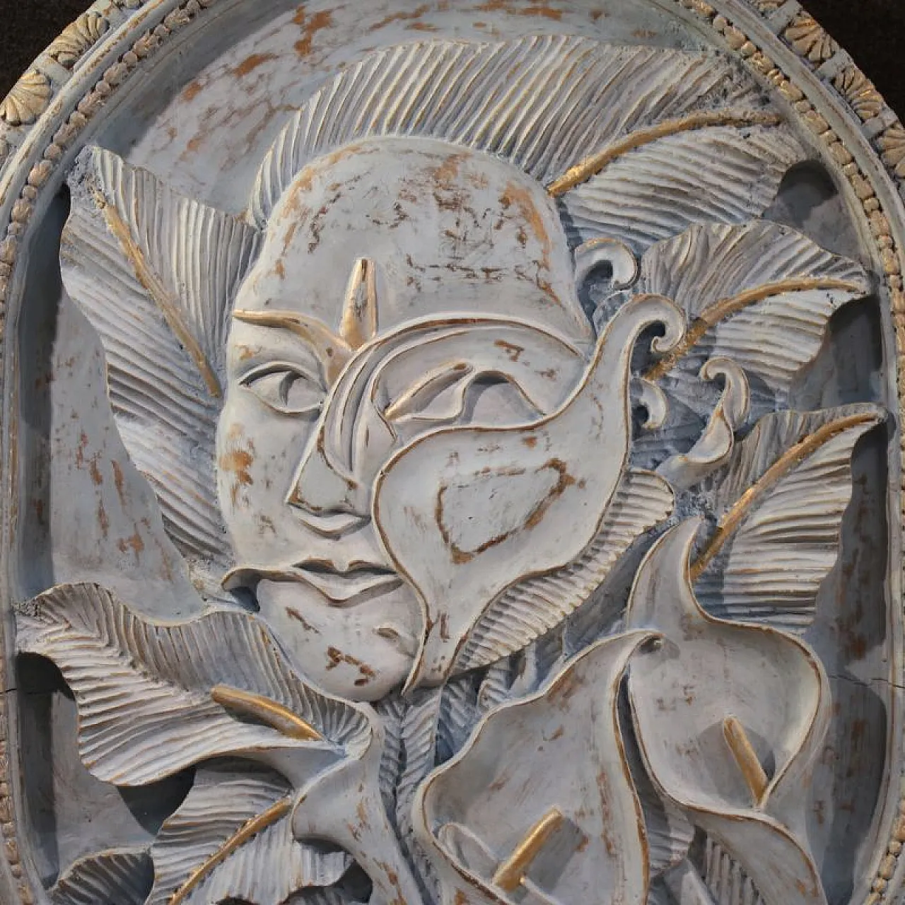 Bassorilievo in legno scolpito con volto stilizzato e fiori, '900 3