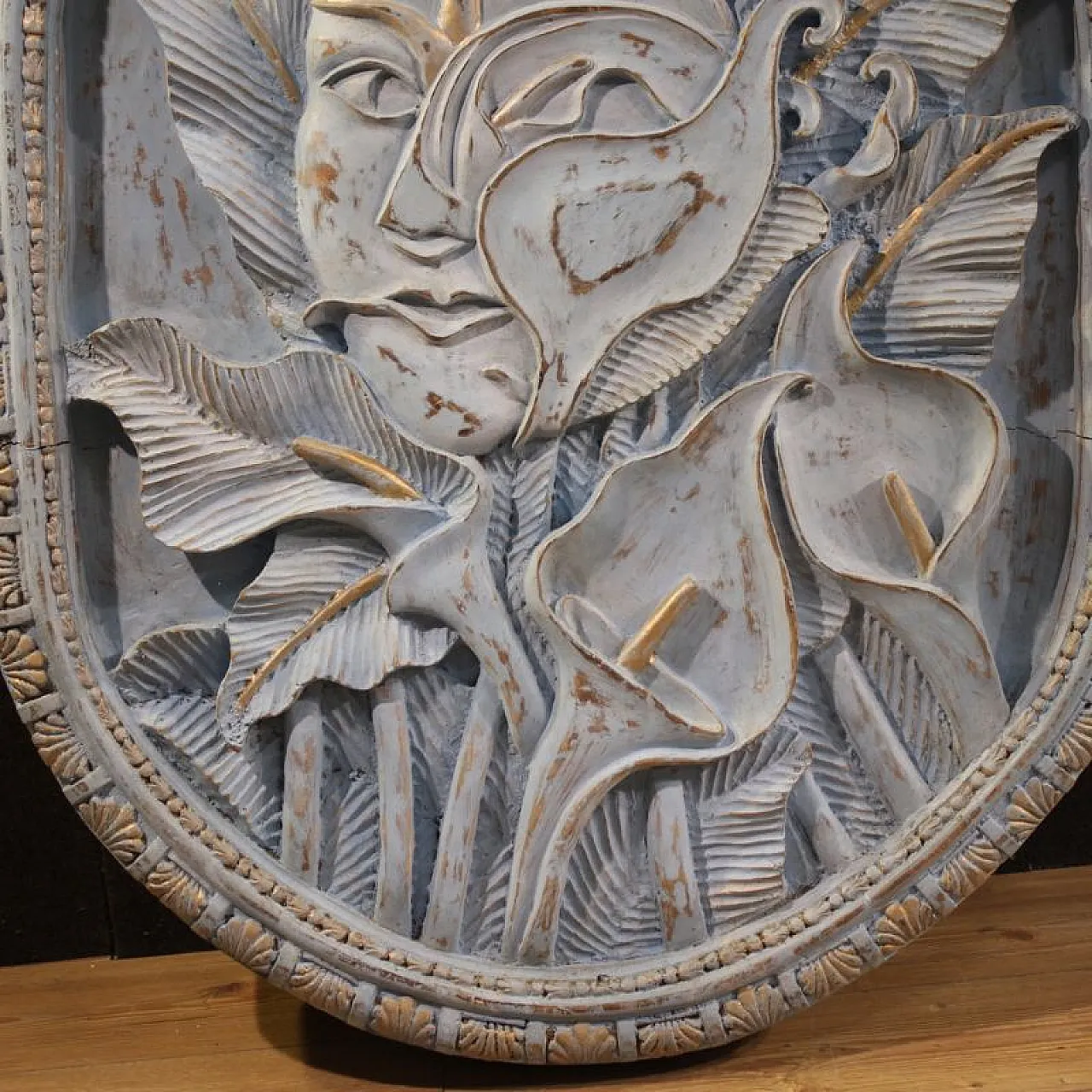 Bassorilievo in legno scolpito con volto stilizzato e fiori, '900 4