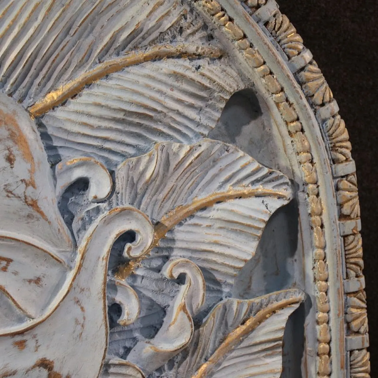 Bassorilievo in legno scolpito con volto stilizzato e fiori, '900 5
