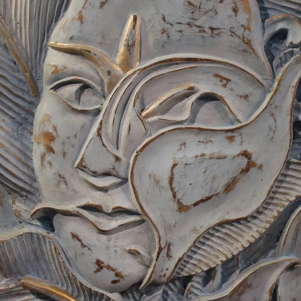 Bassorilievo in legno scolpito con volto stilizzato e fiori, '900 6