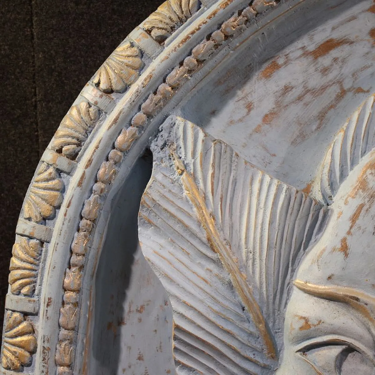 Bassorilievo in legno scolpito con volto stilizzato e fiori, '900 7
