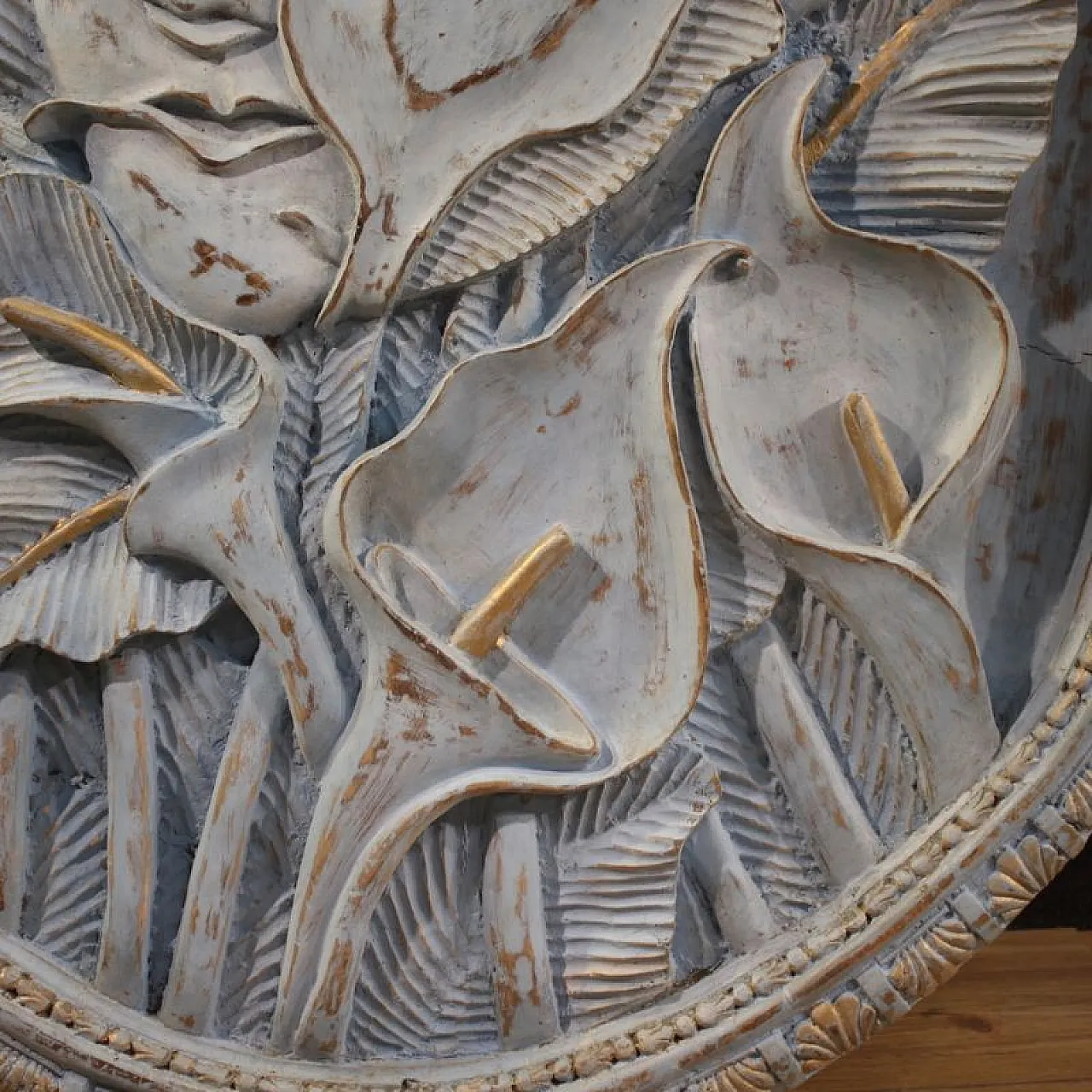 Bassorilievo in legno scolpito con volto stilizzato e fiori, '900 8