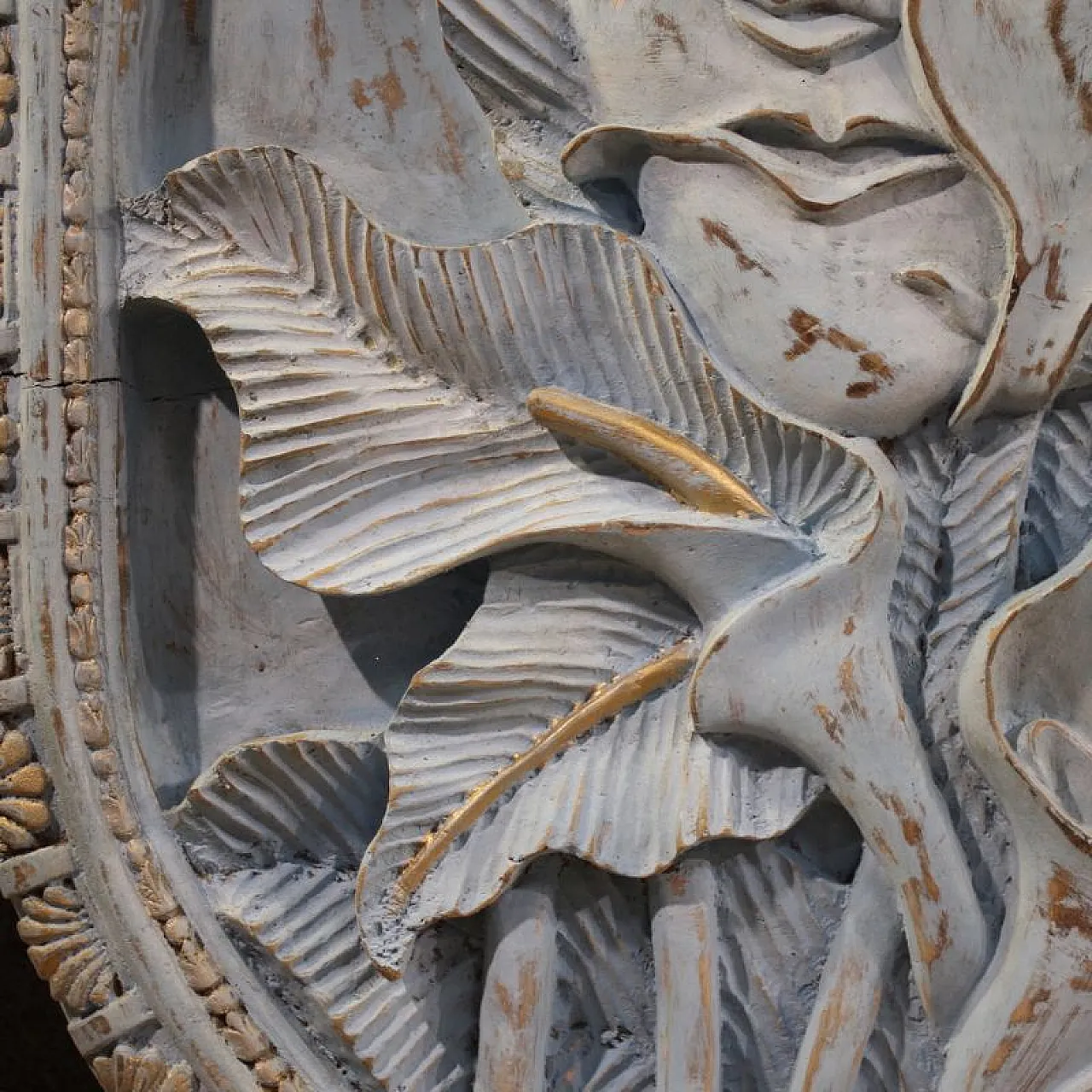 Bassorilievo in legno scolpito con volto stilizzato e fiori, '900 9