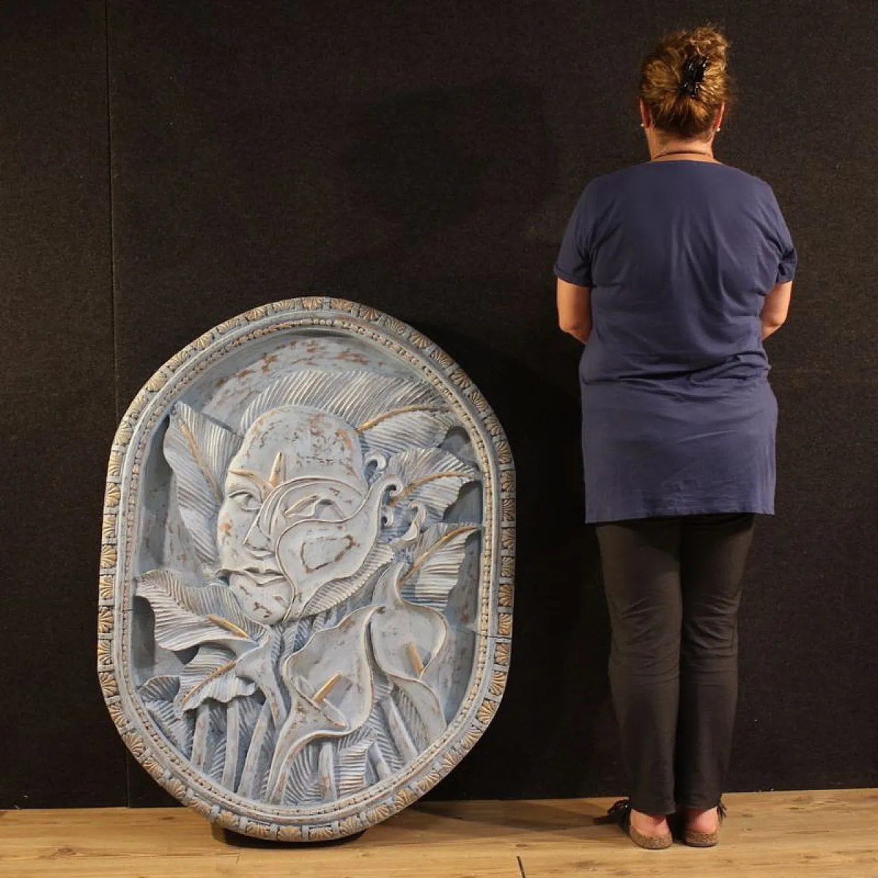 Bassorilievo in legno scolpito con volto stilizzato e fiori, '900 10
